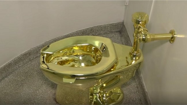 Roban inodoro de oro de una mansión británica