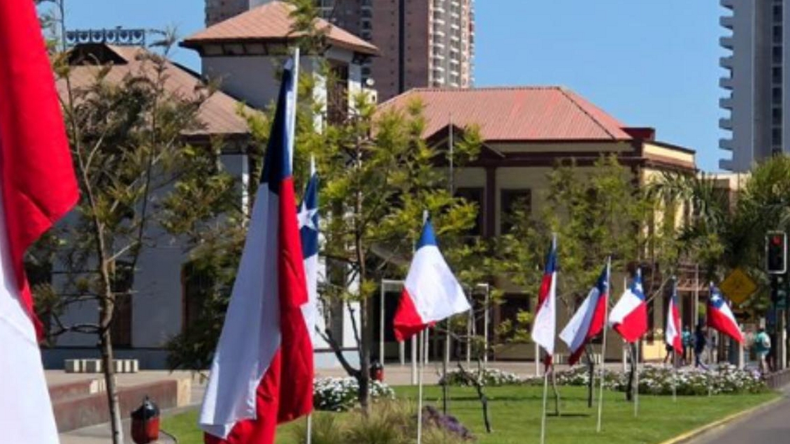 Insólito robo en Antofagasta: Desaparecieron las banderas colocadas en el borde costero