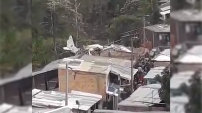 Avión cayó sobre varias casas en Colombia: Hay siete muertos