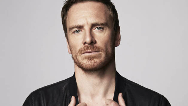 Michael Fassbender cerca de protagonizar película sobre fútbol de Taika Waititi