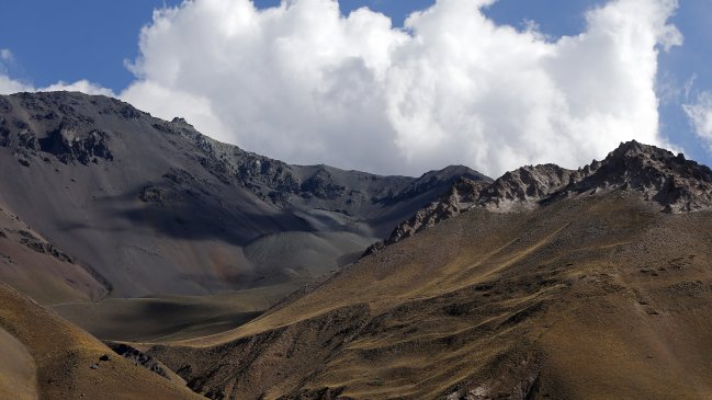 Los Andes: Sigue la búsqueda de montañistas aislados tras derrumbe en Cerro Bastión