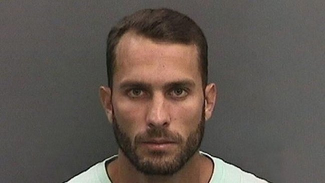 Hombre que arrastró a un tiburón hasta matarlo en video viral fue condenado a 10 días de prisión