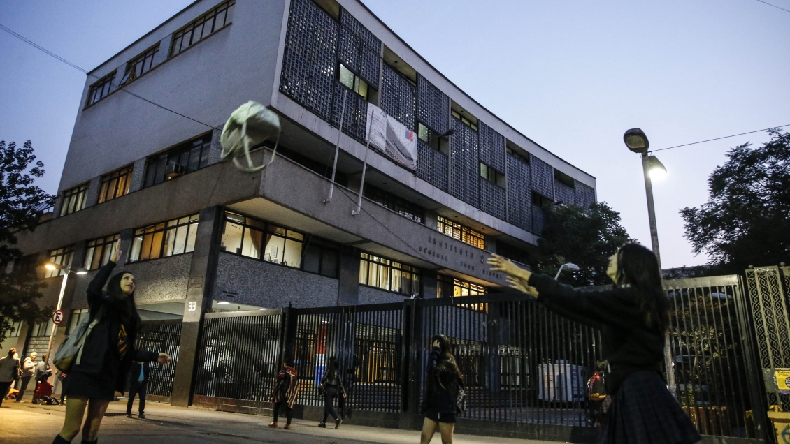 Instituto Nacional permite usar jumper a estudiantes transgénero