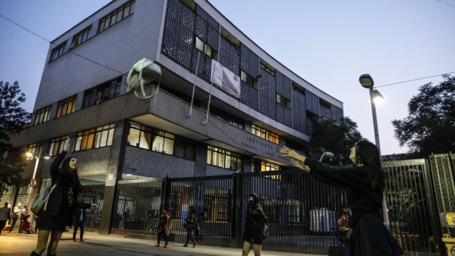 Instituto Nacional permite usar jumper a estudiantes transgénero