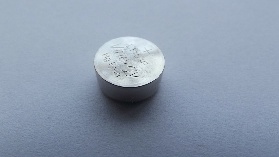 Niña sufrió la perforación de su garganta al tragar una pila de reloj