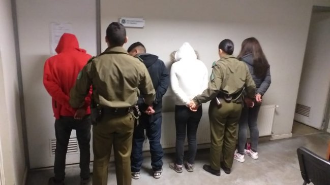 Detienen a banda juvenil tras robar auto en fondas de Valparaíso