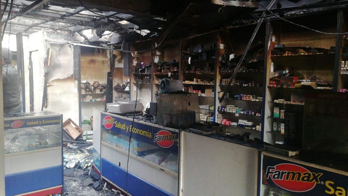 Incendio consumió una farmacia en Padre Las Casas