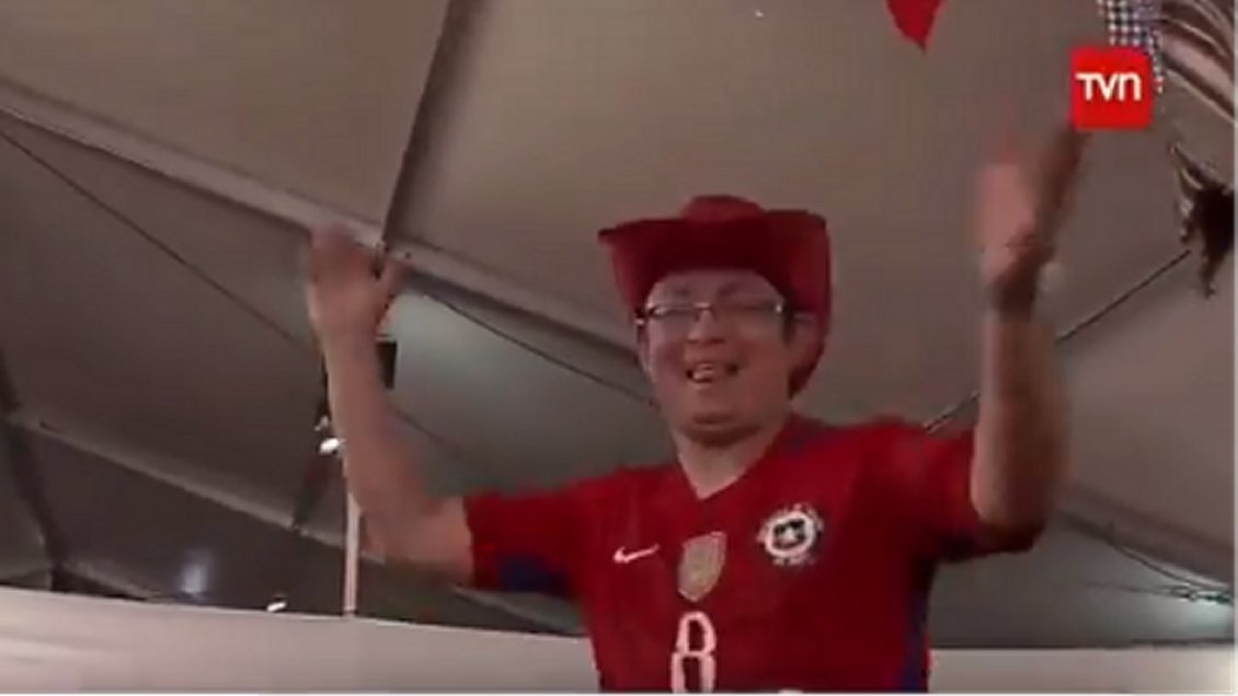 Animado fondero sufrió una estrepitosa caída durante noticiero