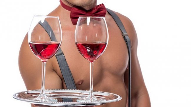 Pareja nudista no encuentra meseros que trabajen desnudos para su boda