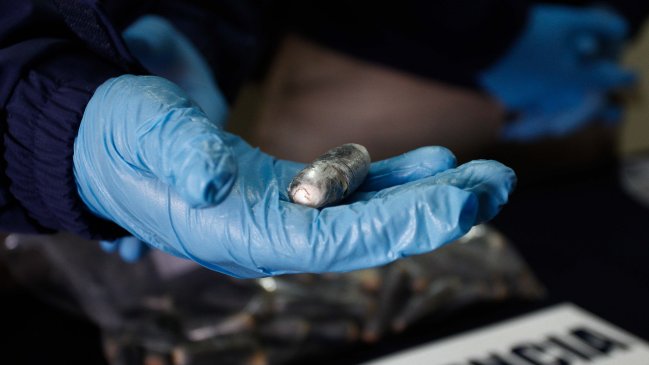 Sujeto fue detenido en un baño evacuando cocaína líquida