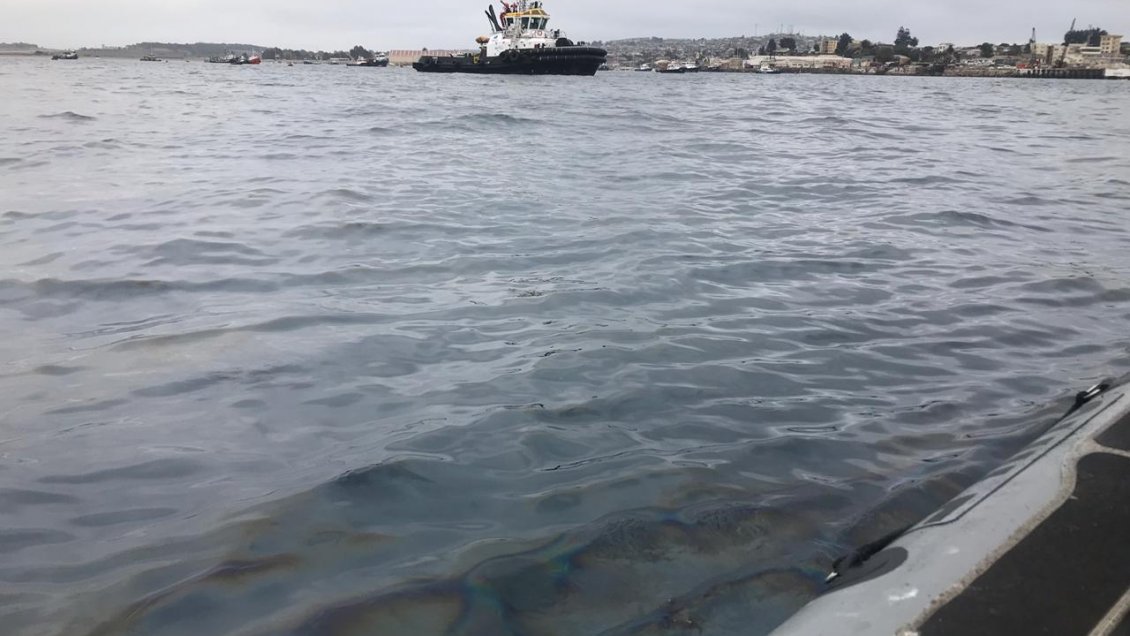 Buque investigará varamiento de carbón en bahías de Quintero y Puchuncaví