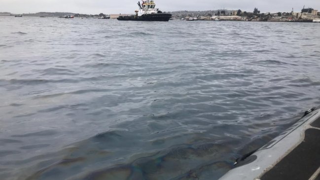 Buque investigará varamiento de carbón en bahías de Quintero y Puchuncaví