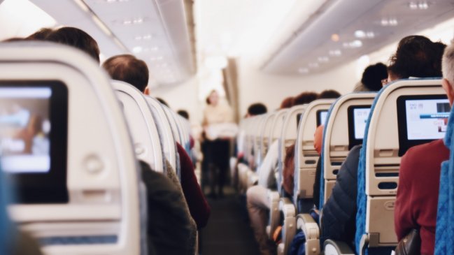 Azafata reveló la asquerosa razón por la que nunca deberías pedir té o café en un avión