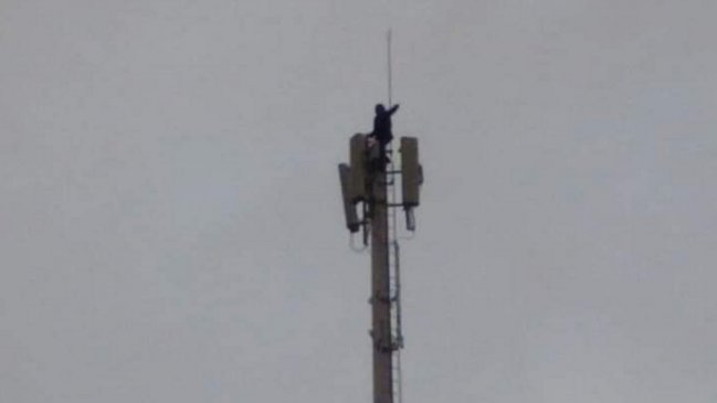 Hombre trepó torre de telefonía de 40 metros en Chonchi