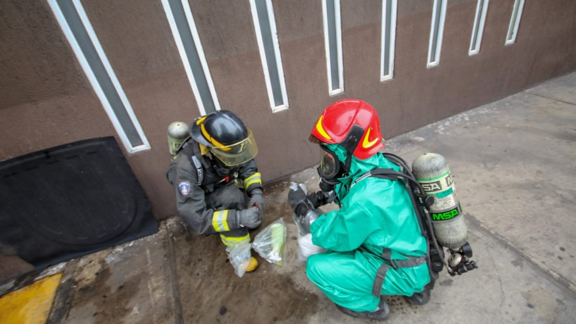 Derrame de ácido muriático al interior de un taxi movilizó a Bomberos en Iquique