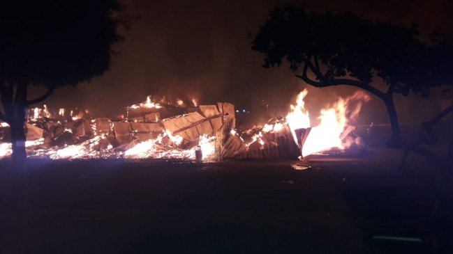 Incendio redujo a cenizas centro de exposiciones de la Sofo en Temuco