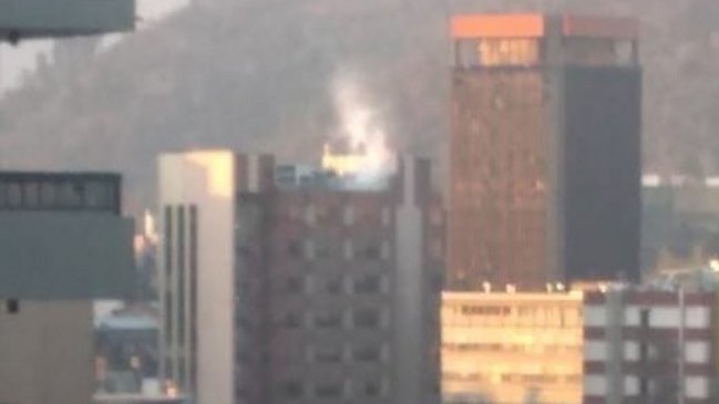 Incendio afectó a azotea de recinto médico en el centro de Santiago