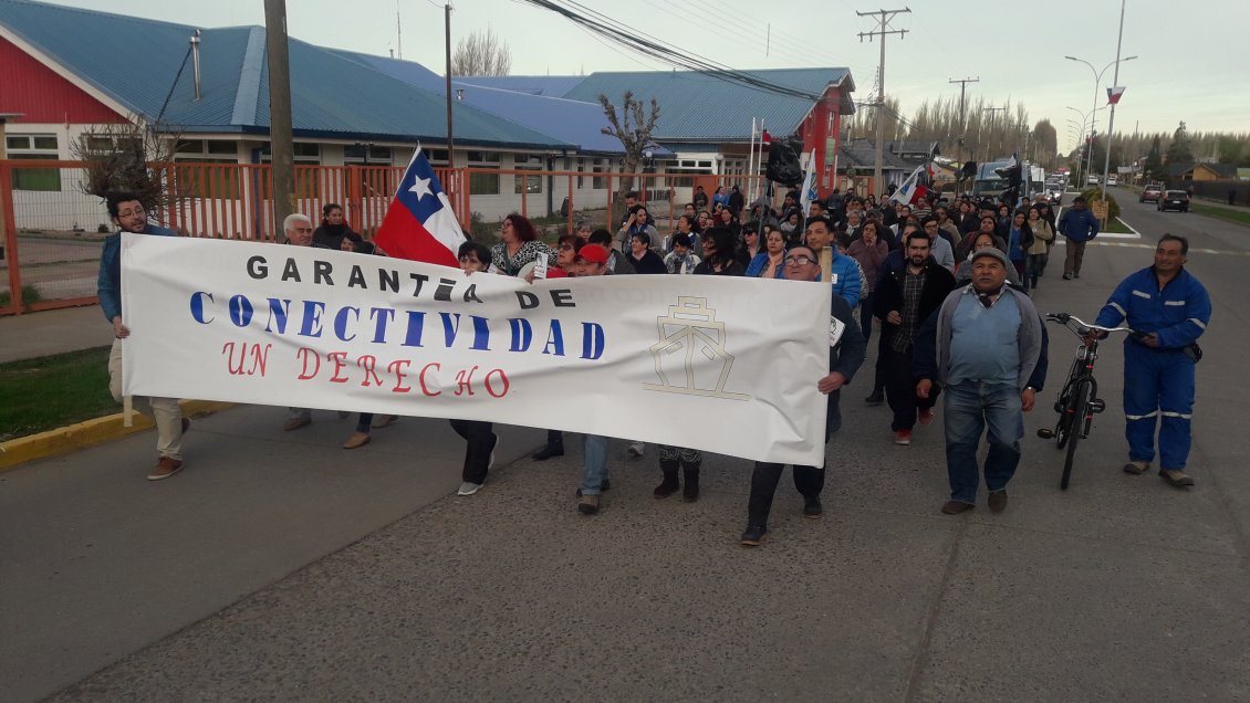 Chile Chico marchó para exigir una nueva Barcaza y mayor transparencia