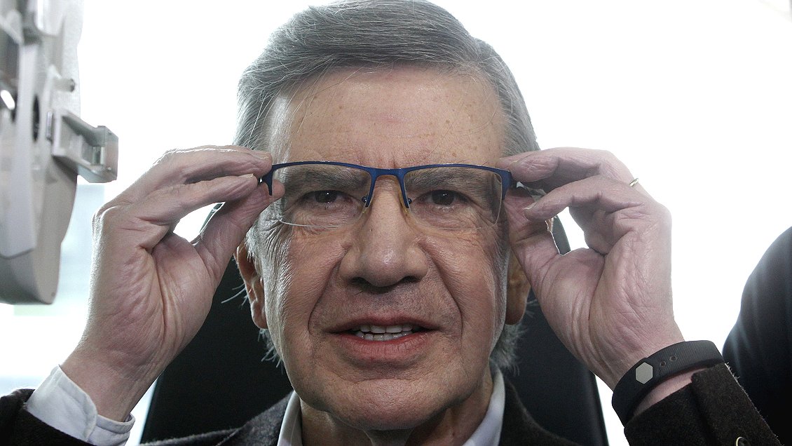 Ganó Lavín: No se puede fumar en las plazas ni parques de Las Condes