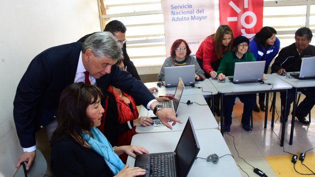 Más de 300 adultos mayores de Arica serán capacitados en alfabetización digital
