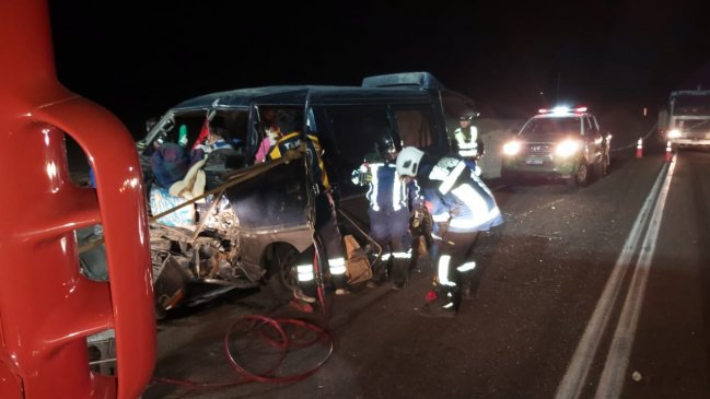 Tarapacá: Colisión entre furgón y camión dejó dos personas lesionadas en la Ruta 15 CH