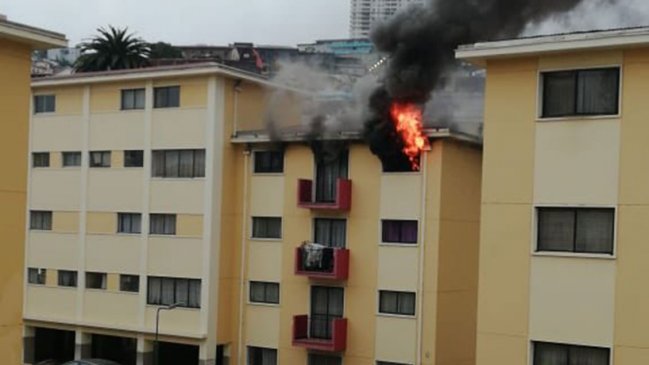Incendio obligó a evacuar un edificio en Valparaíso