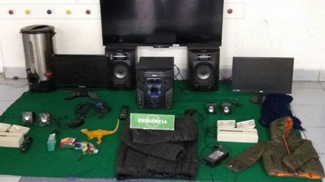 Desde juguetes a un equipo de música: Detienen a tres sujetos en Colbún por robo a jardín infantil