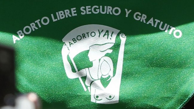 Mujeres se manifestaron frente a La Moneda en el Día por la Despenalización del Aborto