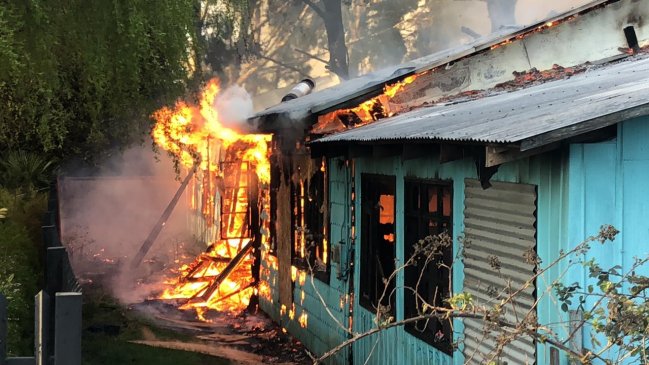 Incendio consumió ex escuela en el sector La Vara en Puerto Montt