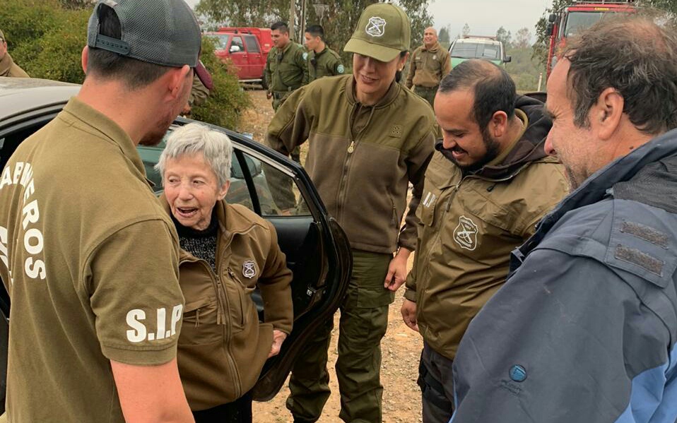 Mujer de 87 años se perdió y fue encontrada durmiendo en el lecho de un embalse