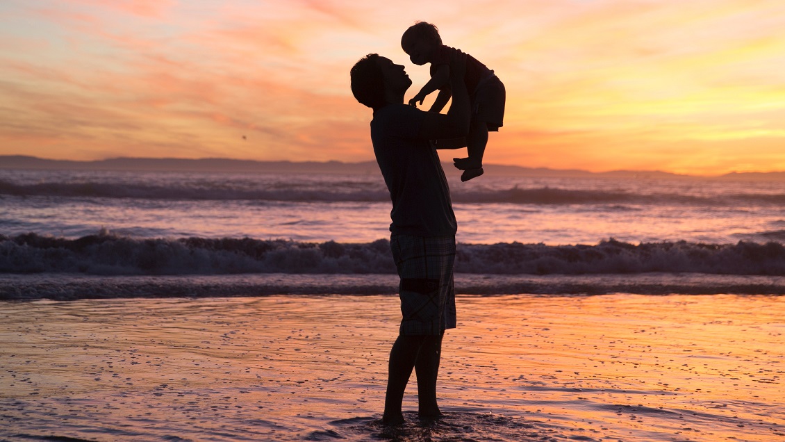 Jugaba con su bebé lanzándola alto: La niña se golpeó con un ventilador y murió