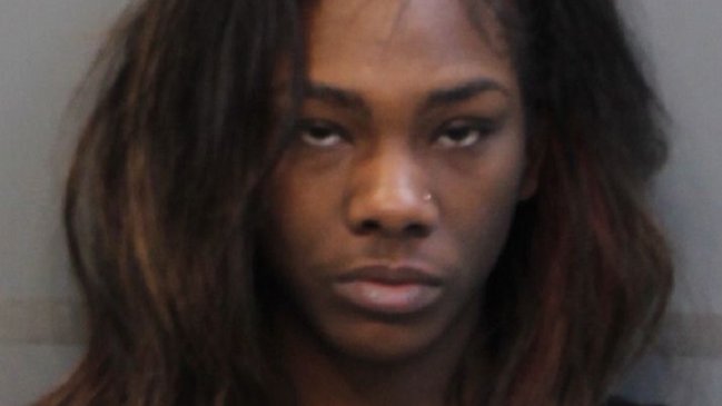 Mujer fue arrestada tras repudiado video viral fumando con su bebé