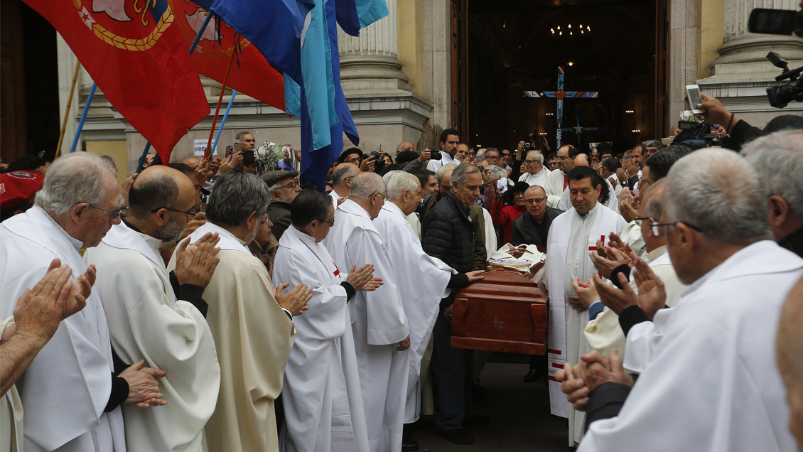 Cientos de personas despidieron a sacerdote José Aldunate en la Iglesia San Ignacio