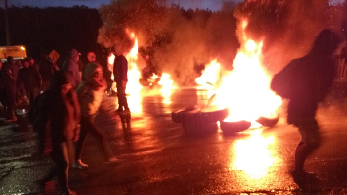 Vecinos de Coliumo levantaron barricadas en protesta por malas condiciones del camino