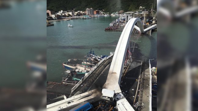 Al menos 20 heridos al colapsar un gigantesco puente en Taiwán
