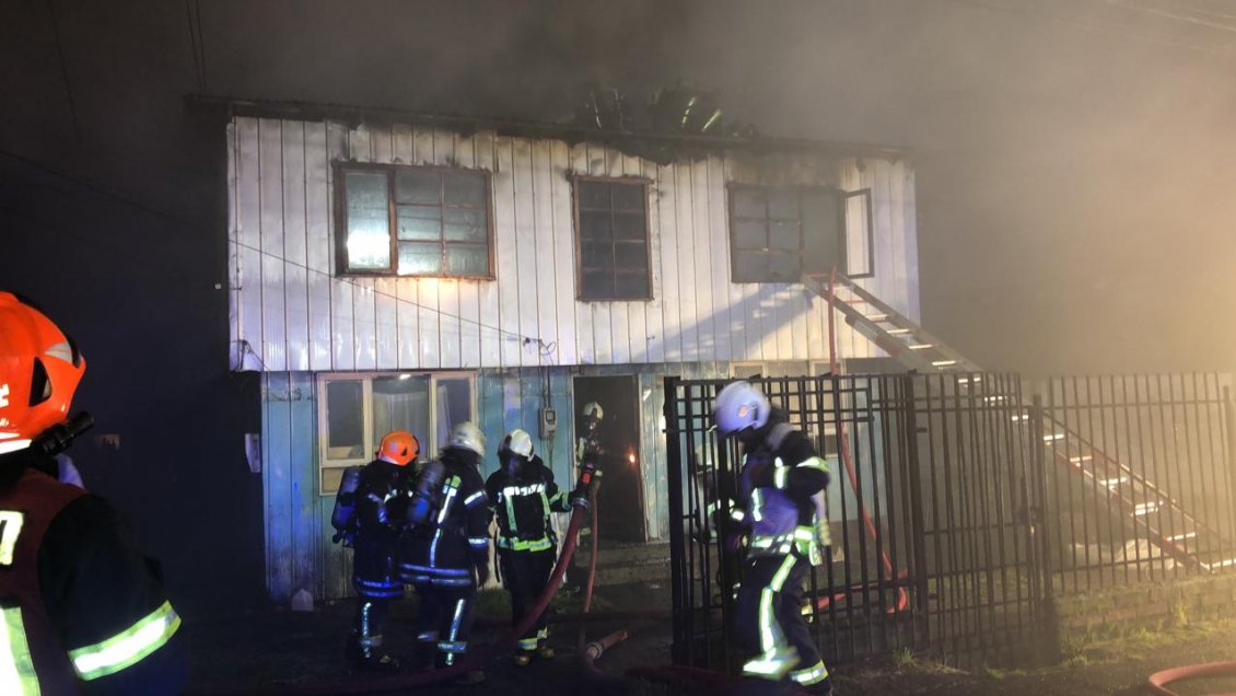 Hombre saltó desde un segundo piso para escapar de una casa en llamas