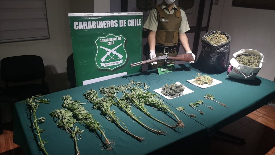 Carabineros detuvo a un hombre que tenía en su casa dos kilos de marihuana y una escopeta