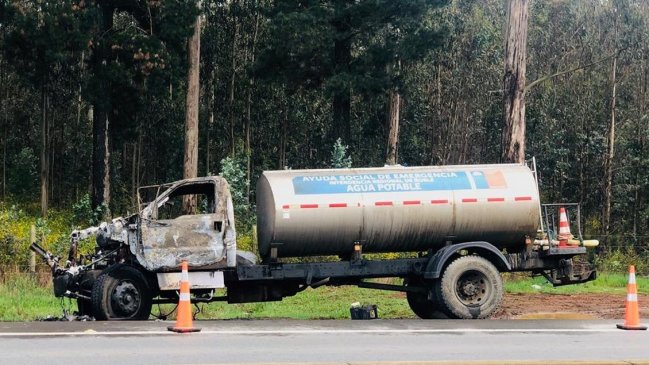 Encapuchados quemaron camión repartidor de agua en Arauco