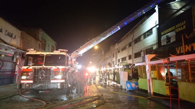 Incendio destruyó local comercial en Barrio Franklin y dejó varios damnificados