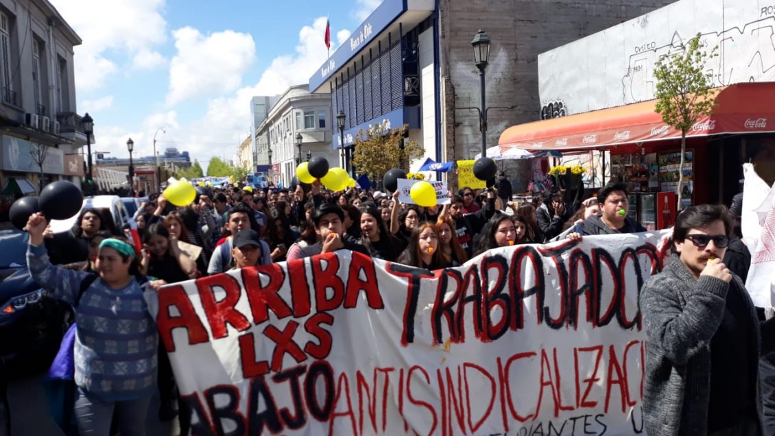 Trabajadores de la UC Maule realizaron masiva marcha tras un mes de huelga