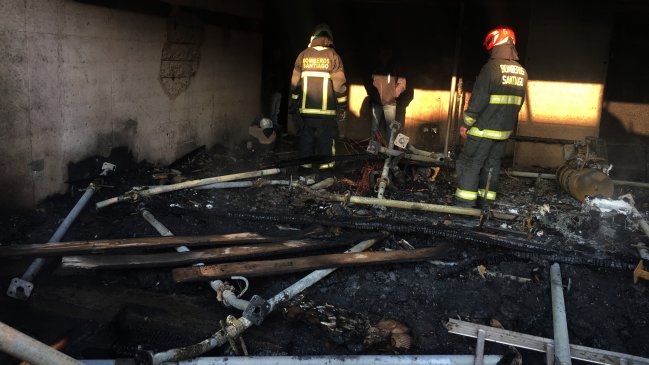 Incendio afecta a una construcción en el centro de Santiago