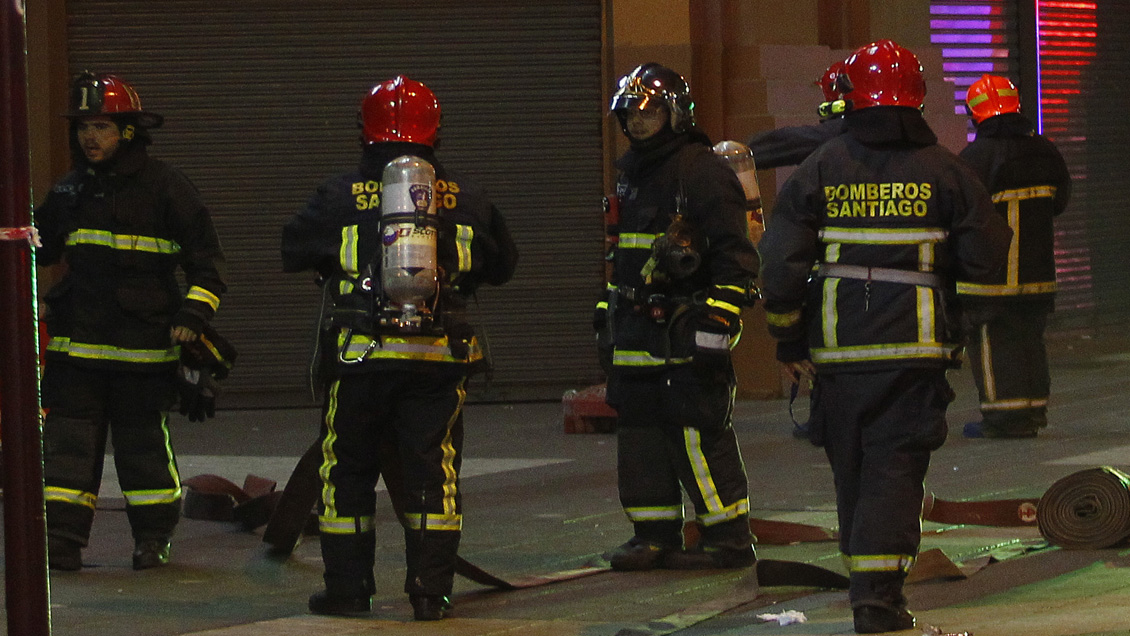 Emanación de humo movilizó a Bomberos en Santiago Centro