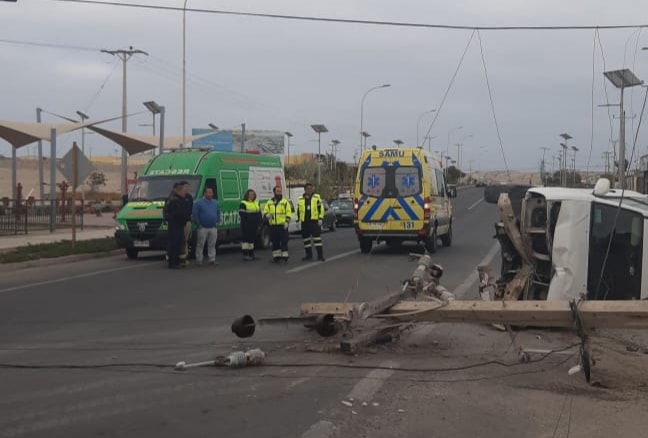Camioneta chocó un poste y dejó a más de tres mil clientes sin luz en Caldera