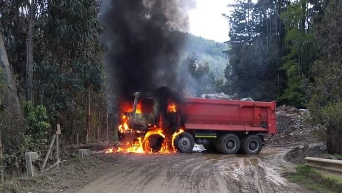 Cinco máquinas destruidas en nuevo ataque incendiario en Tirúa