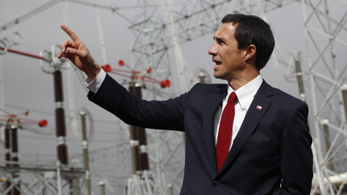 Gobierno apunta al alza del dólar para explicar aumento en cuentas de luz