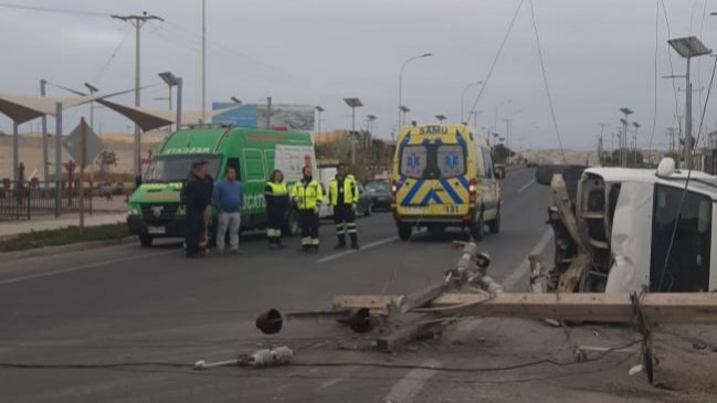 Camioneta chocó un poste y dejó a más de tres mil clientes sin luz en Caldera