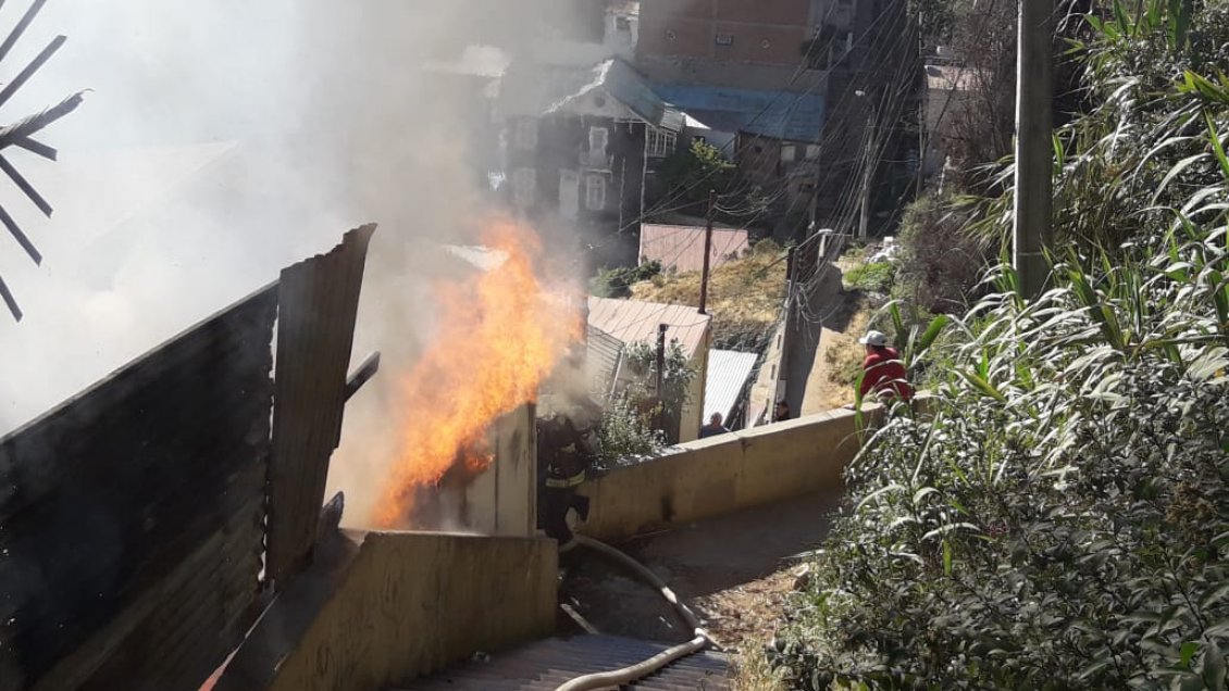 Incendio arrasó con una vivienda en Viña del Mar