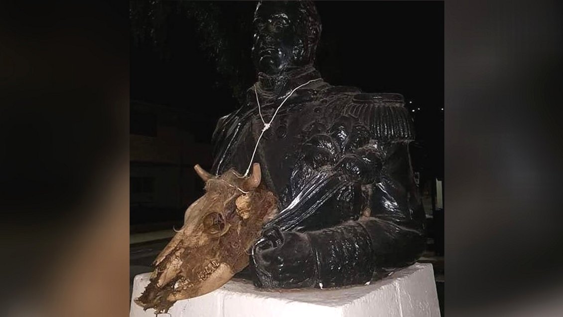 Crisis de la sequía: Cuelgan cráneos de ganado muerto en bustos de héroes patrios