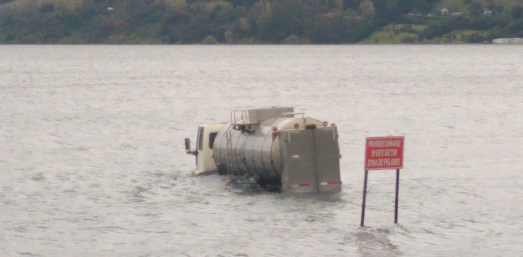 Camión cargado con leche se precipitó al lago Llanquihue en Frutillar Bajo