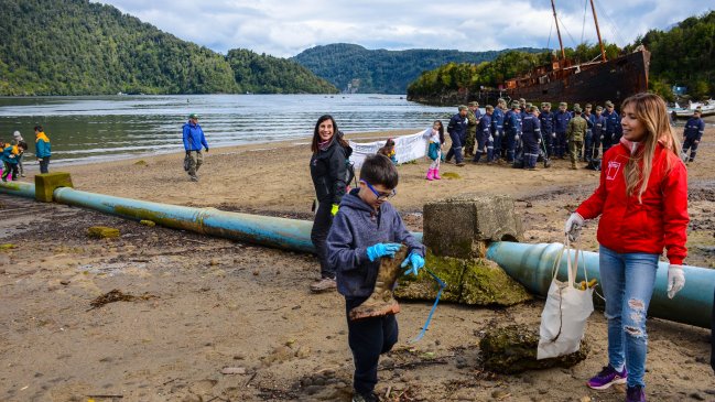 Voluntarios recogieron 13 metros cúbicos de basura desde playas ayseninas